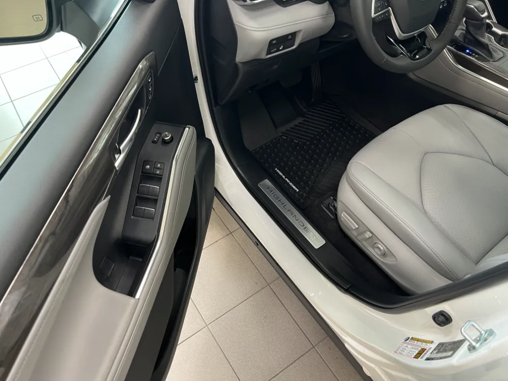 2023 highlander hybrid limited white w graphite interior 10